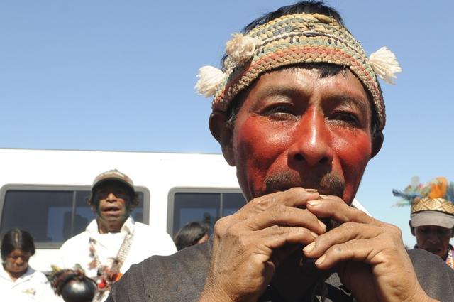 Rezador do povo Guarani Kaiowá, da comunidade de Kurusu Amba, toca mimby, apito tradicional. Foto: Wilson Dias/ABr, 2011.