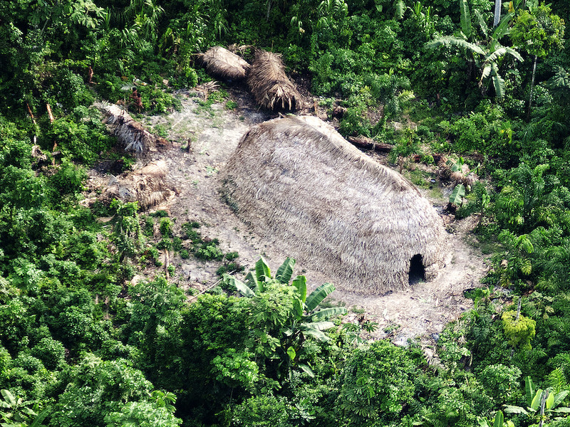 Maloca de índios isolados, interflúvio dos rios Itacoaí e Jandiatuba, Terra Indígena Vale do Javari, Amazonas. Peetsaa / CGIIRC / Funai
