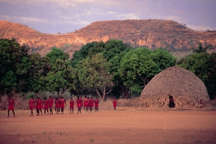Grupo de waptés (pré-iniciados) saem do Hö (Casa de Solteiros). Foto: Rosa Gauditano